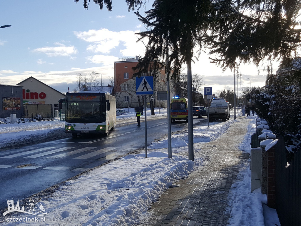 Wypadek na pasach. Ranna kobieta
