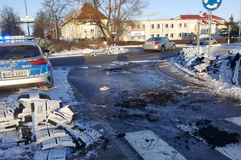 Na rondzie wysypał się ładunek z ciężarówki.