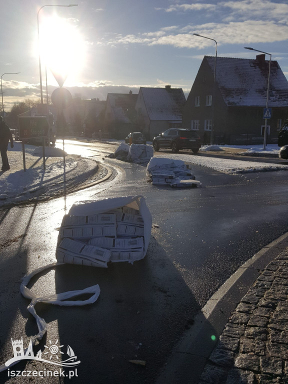 Na rondzie wysypał się ładunek z ciężarówki.