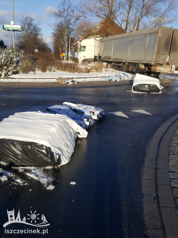 Na rondzie wysypał się ładunek z ciężarówki.