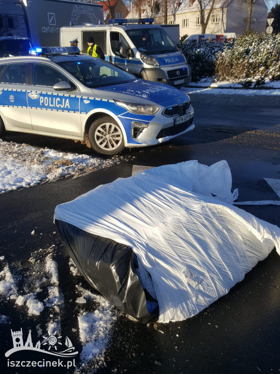 Na rondzie wysypał się ładunek z ciężarówki.