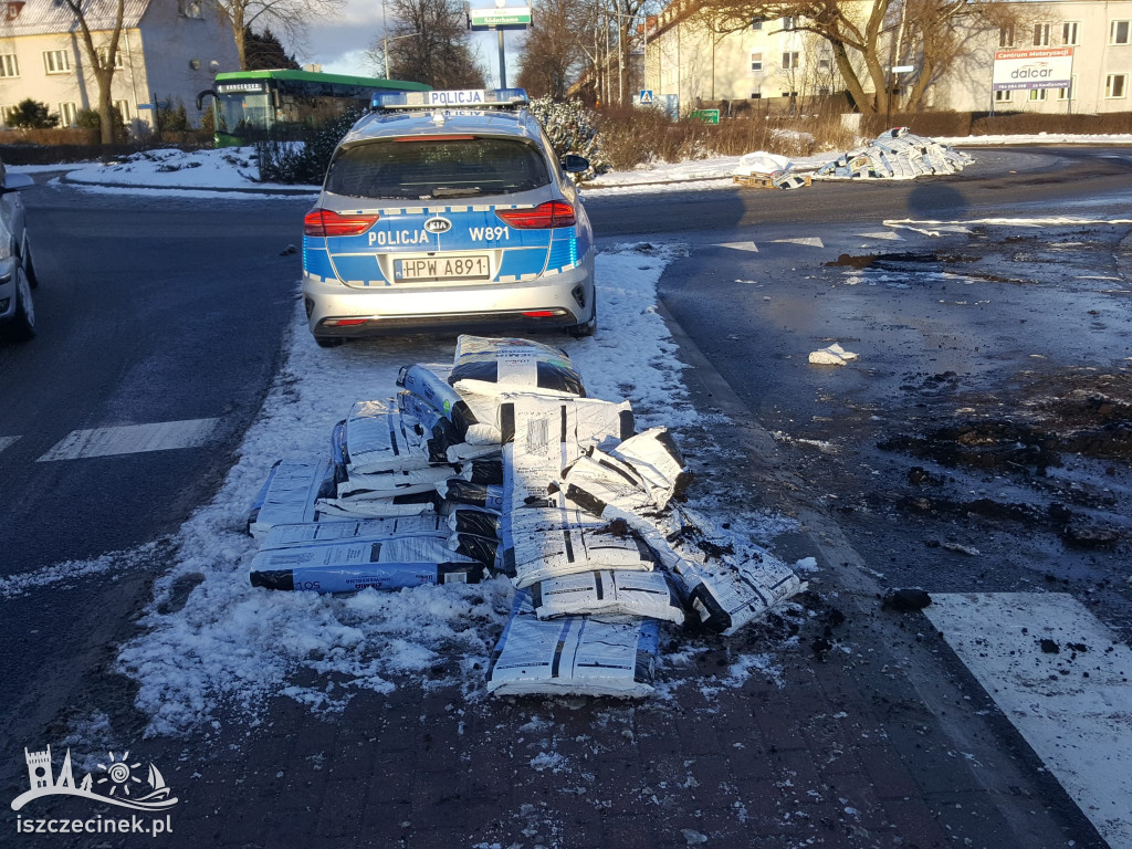 Na rondzie wysypał się ładunek z ciężarówki.