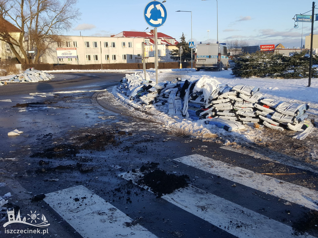 Na rondzie wysypał się ładunek z ciężarówki.