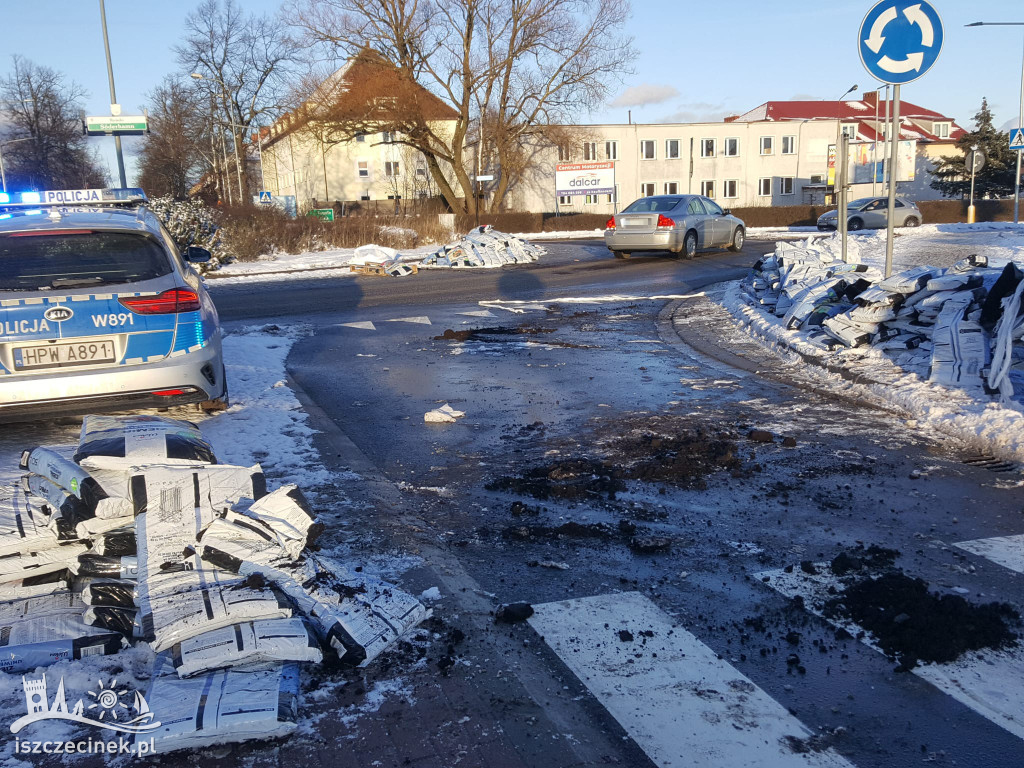Na rondzie wysypał się ładunek z ciężarówki.
