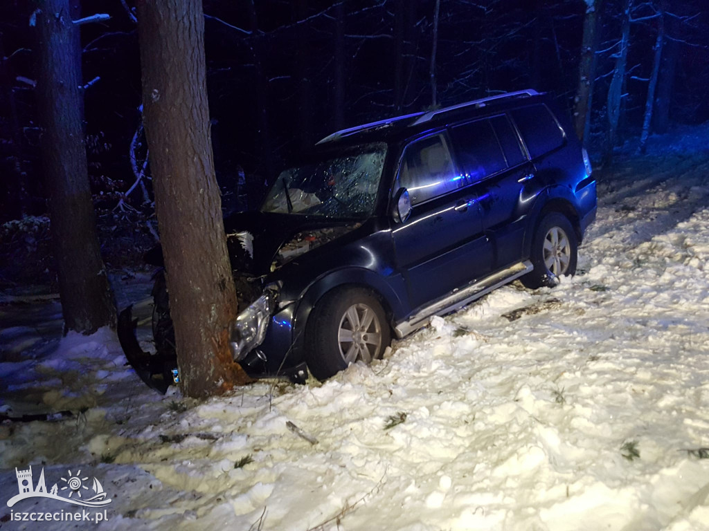 Wypadek na leśnej drodze. Samochód uderzył w drzewo