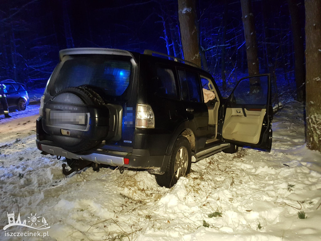 Wypadek na leśnej drodze. Samochód uderzył w drzewo