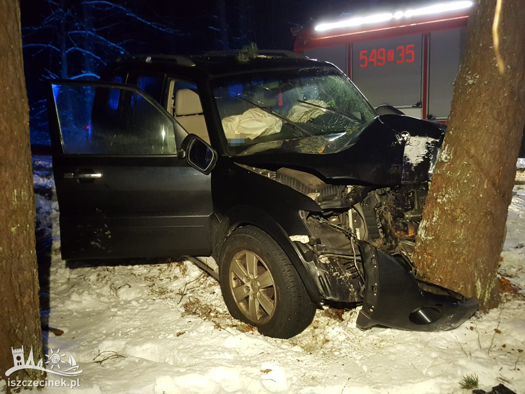 Wypadek na leśnej drodze. Samochód uderzył w drzewo