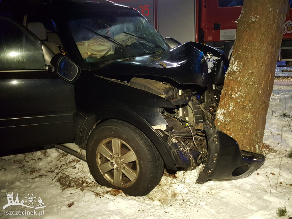 Wypadek na leśnej drodze. Samochód uderzył w drzewo