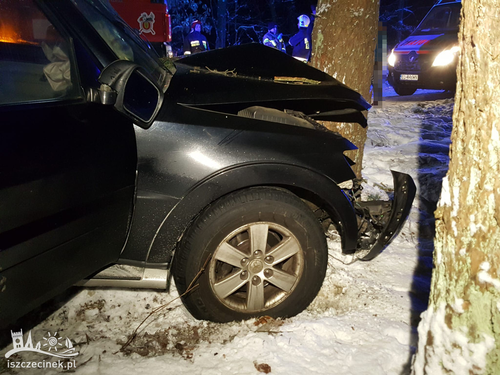 Wypadek na leśnej drodze. Samochód uderzył w drzewo