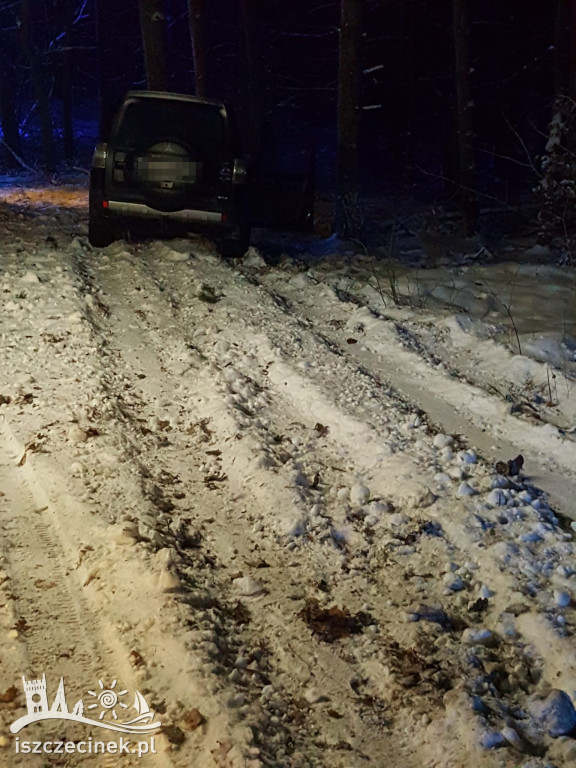 Wypadek na leśnej drodze. Samochód uderzył w drzewo