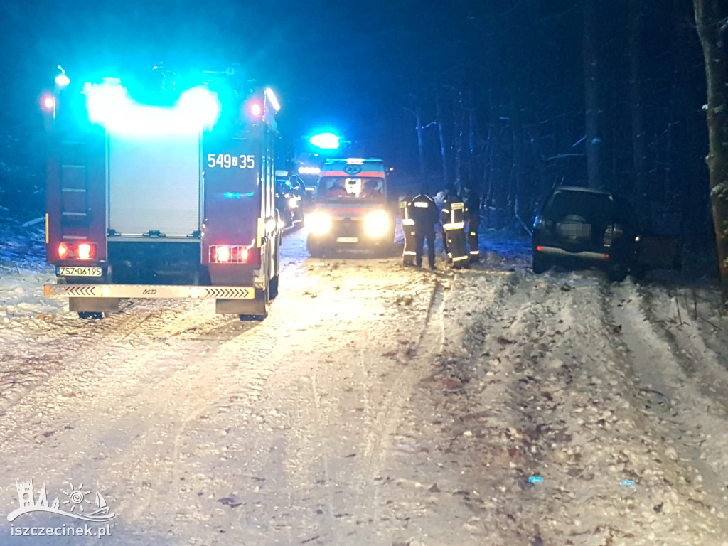 Wypadek na leśnej drodze. Samochód uderzył w drzewo