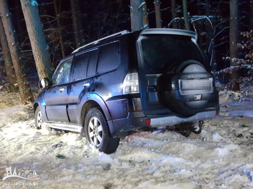 Wypadek na leśnej drodze. Samochód uderzył w drzewo