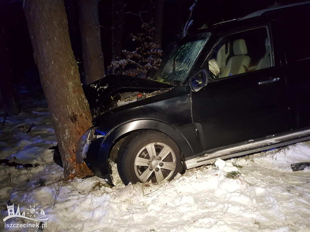 Wypadek na leśnej drodze. Samochód uderzył w drzewo