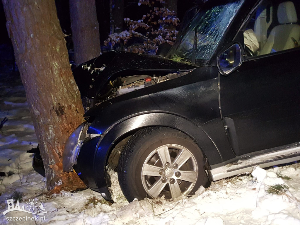 Wypadek na leśnej drodze. Samochód uderzył w drzewo