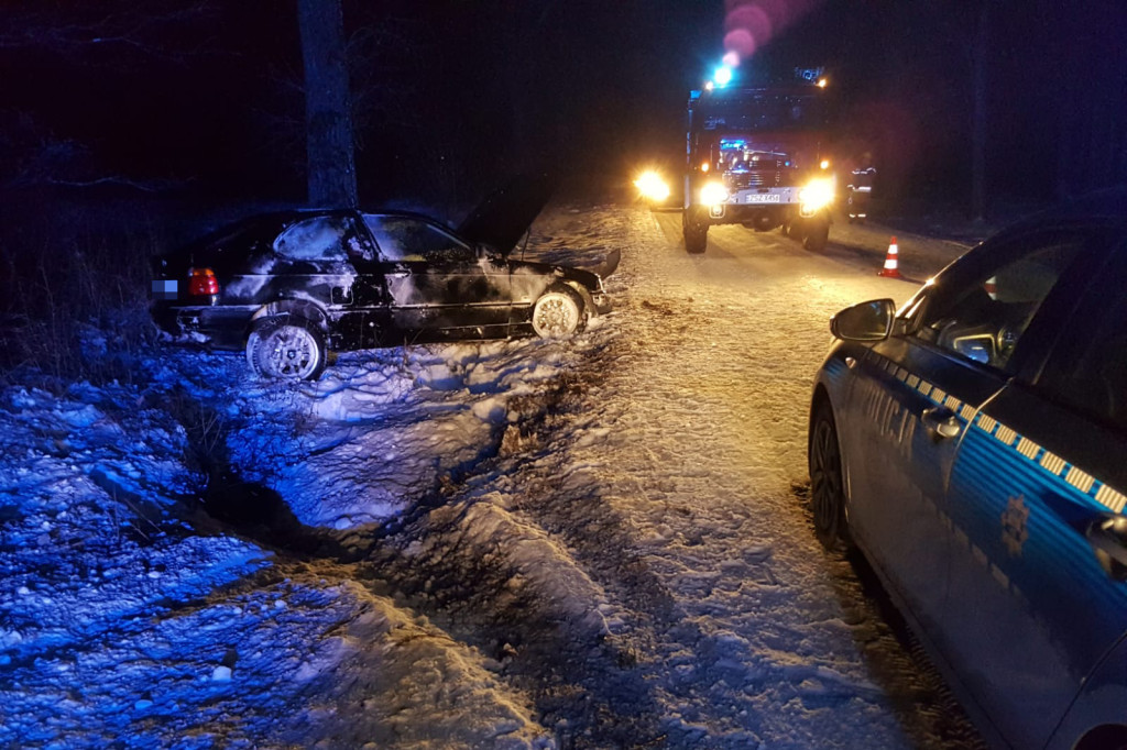 Poślizg BMW zakończony w rowie. W środku trzy młode osoby