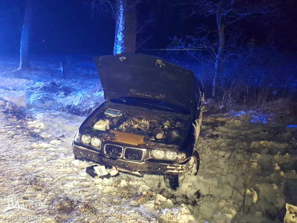 Poślizg BMW zakończony w rowie. W środku trzy młode osoby