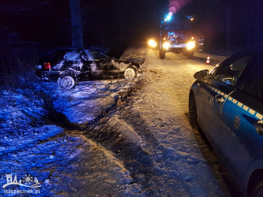 Poślizg BMW zakończony w rowie. W środku trzy młode osoby