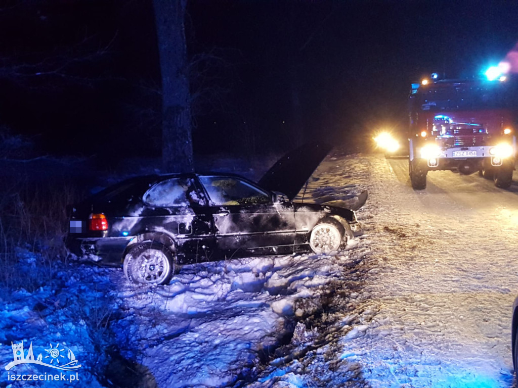 Poślizg BMW zakończony w rowie. W środku trzy młode osoby