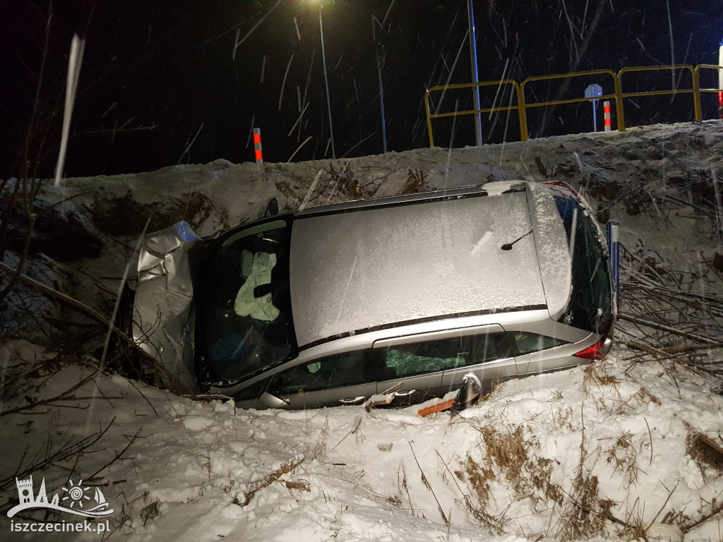 Wypadek pod Barwicami. Dwie młode osoby w szpitalu [ZDJĘCIA]