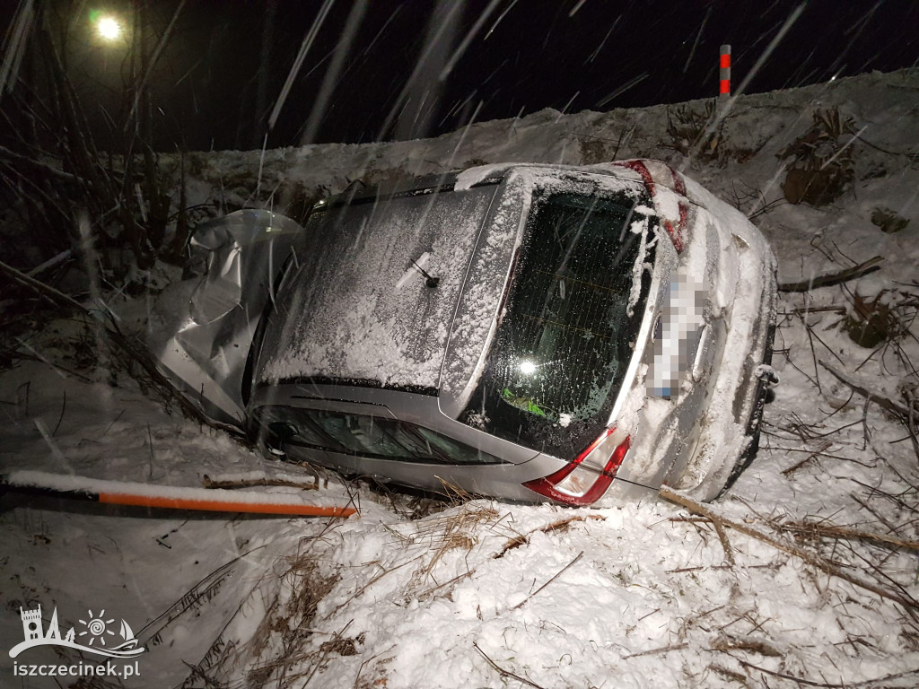 Wypadek pod Barwicami. Dwie młode osoby w szpitalu [ZDJĘCIA]