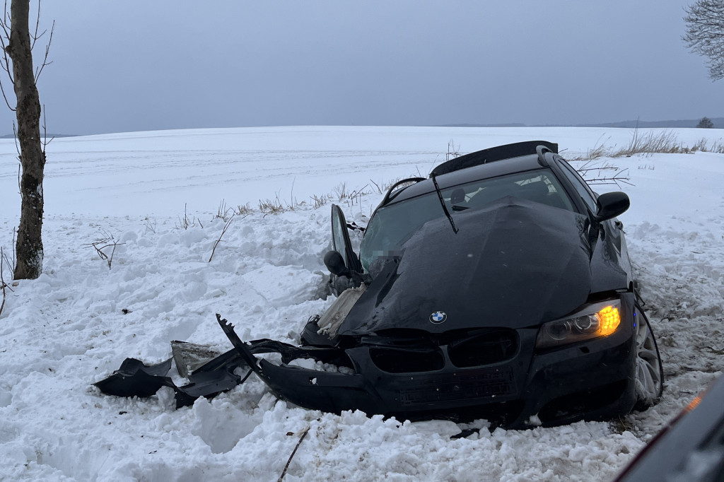 Zderzenie BMW z ciężarówką. Oba pojazdy wypadły z drogi