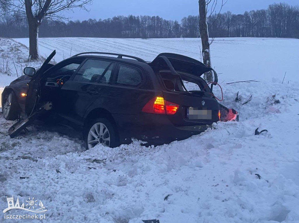 Zderzenie BMW z ciężarówką. Oba pojazdy wypadły z drogi