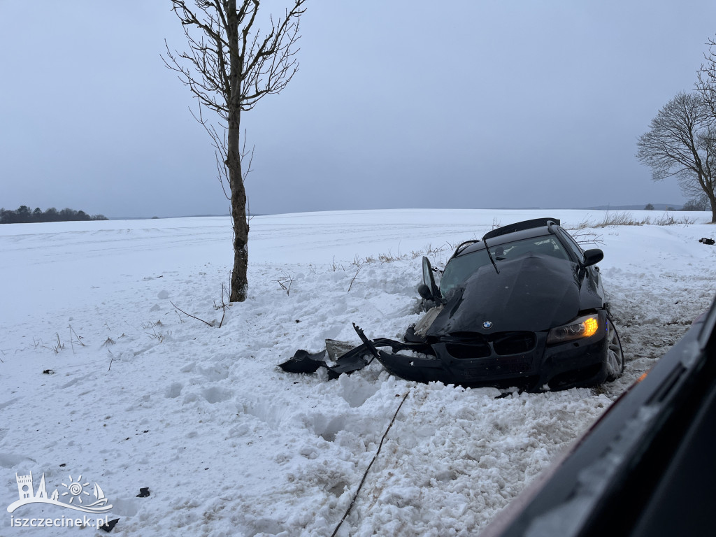 Zderzenie BMW z ciężarówką. Oba pojazdy wypadły z drogi
