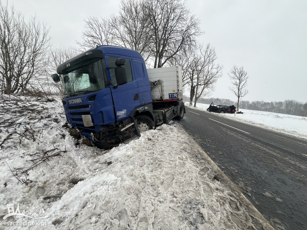 Zderzenie BMW z ciężarówką. Oba pojazdy wypadły z drogi