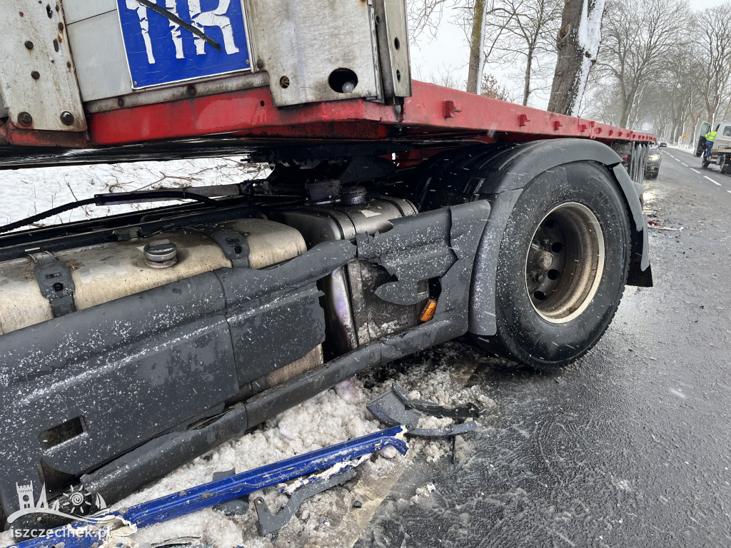 Zderzenie BMW z ciężarówką. Oba pojazdy wypadły z drogi