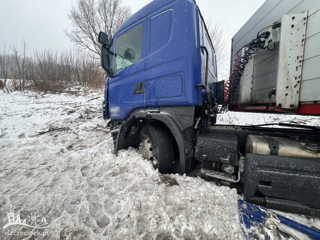 Zderzenie BMW z ciężarówką. Oba pojazdy wypadły z drogi