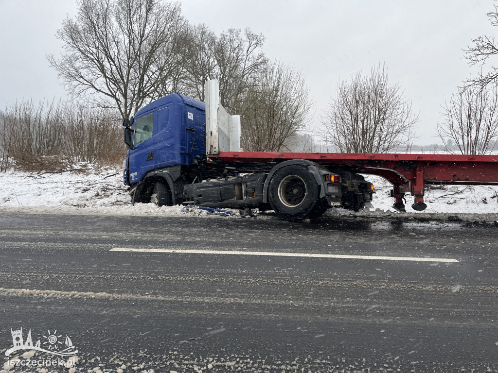 Zderzenie BMW z ciężarówką. Oba pojazdy wypadły z drogi