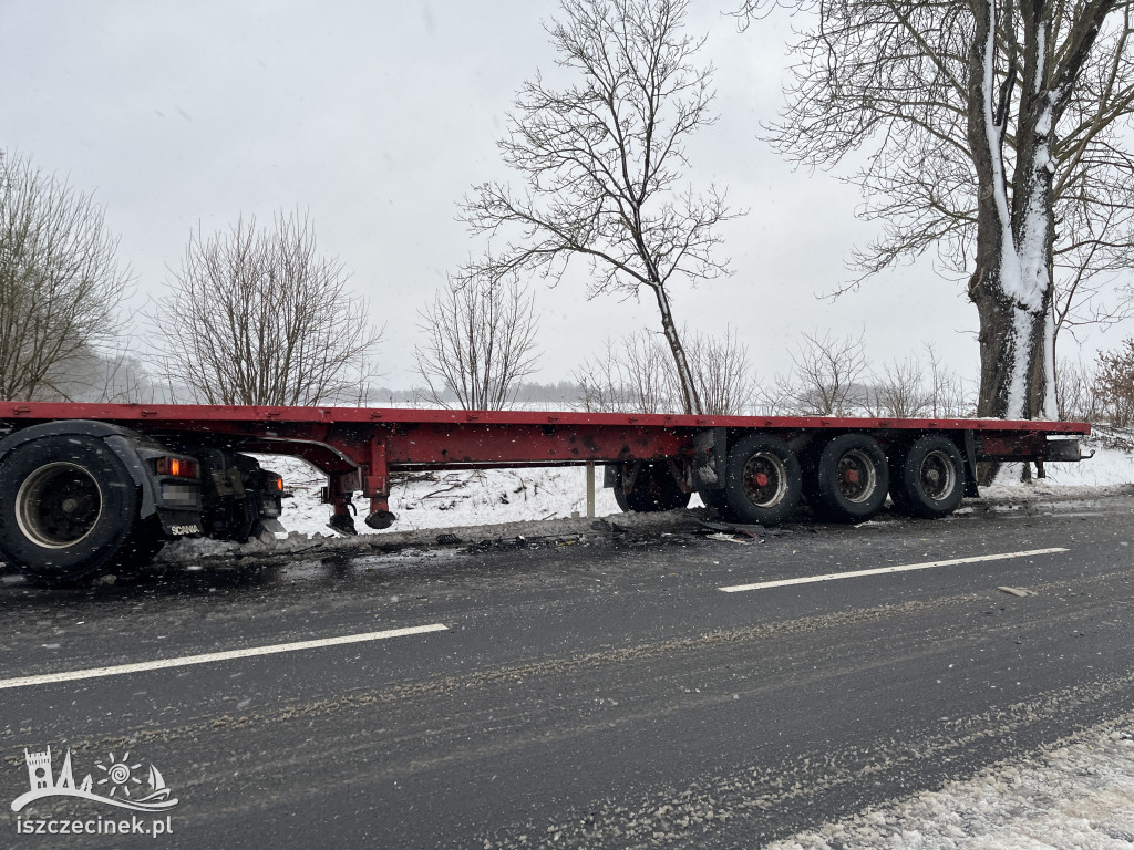 Zderzenie BMW z ciężarówką. Oba pojazdy wypadły z drogi