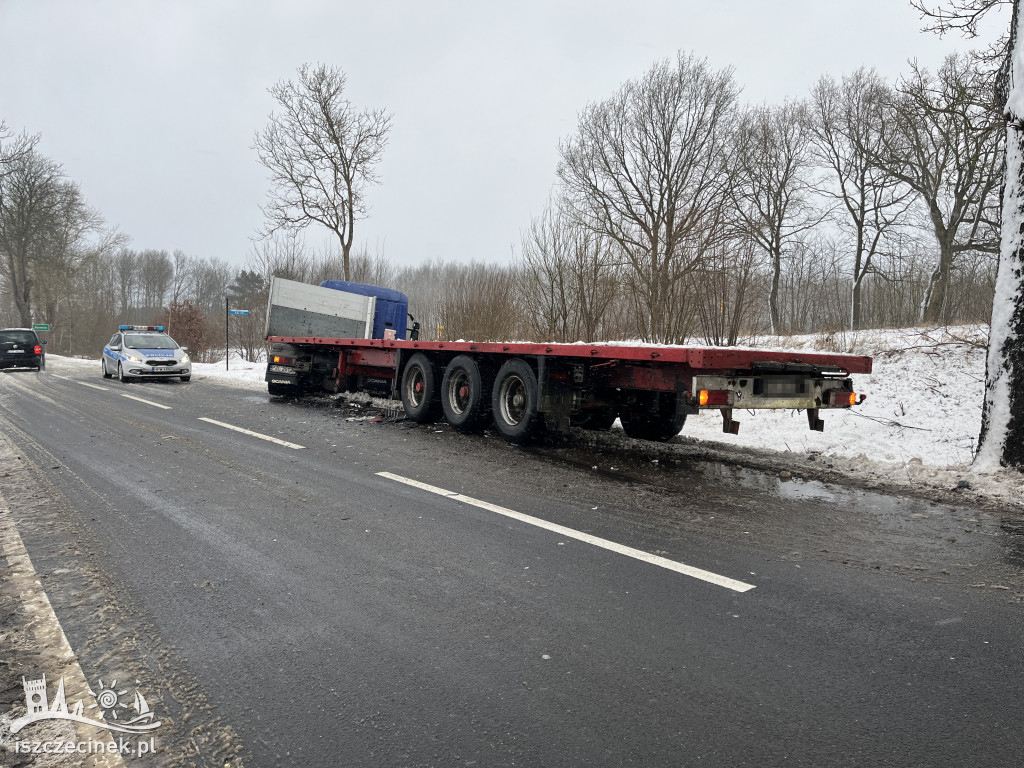 Zderzenie BMW z ciężarówką. Oba pojazdy wypadły z drogi