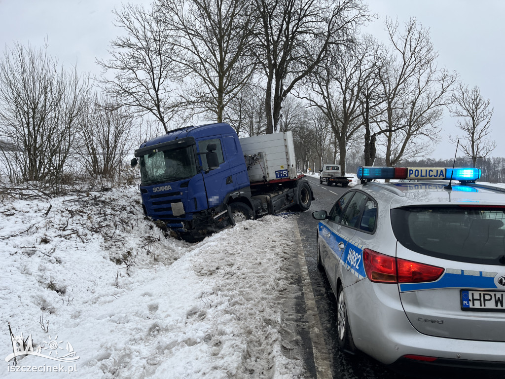 Zderzenie BMW z ciężarówką. Oba pojazdy wypadły z drogi
