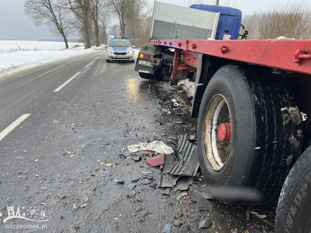 Zderzenie BMW z ciężarówką. Oba pojazdy wypadły z drogi