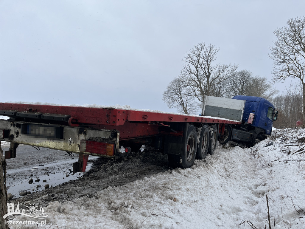 Zderzenie BMW z ciężarówką. Oba pojazdy wypadły z drogi