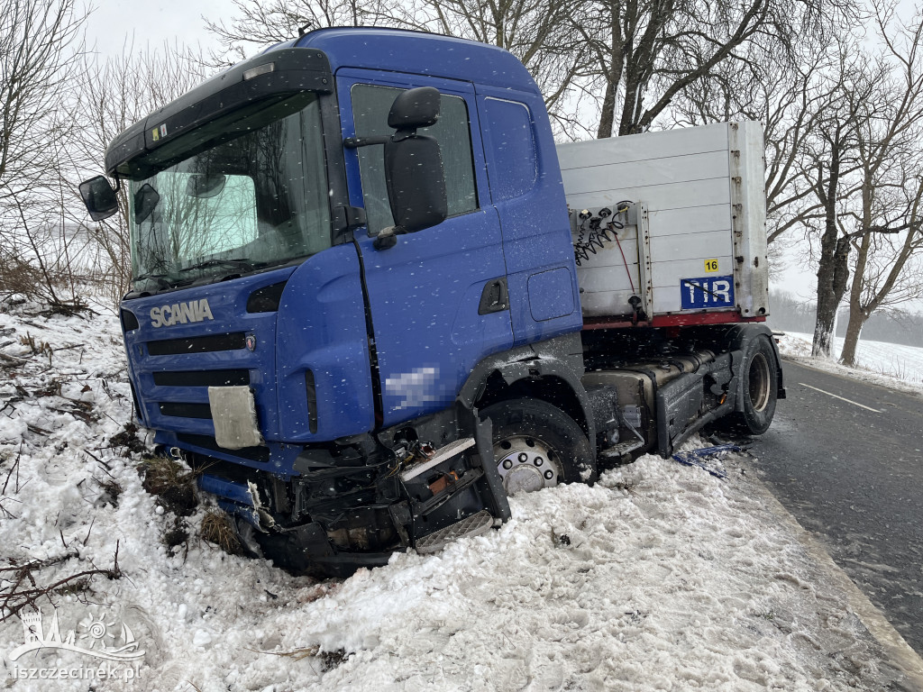 Zderzenie BMW z ciężarówką. Oba pojazdy wypadły z drogi