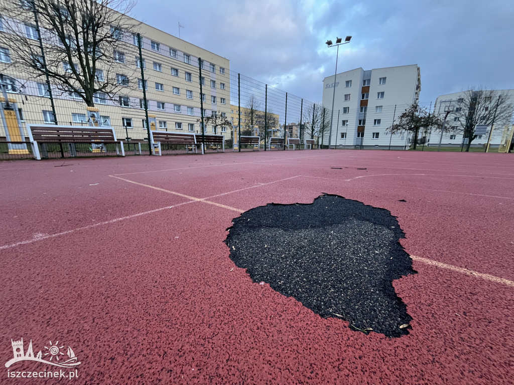 Boisko na Zachodzie wymaga remontu