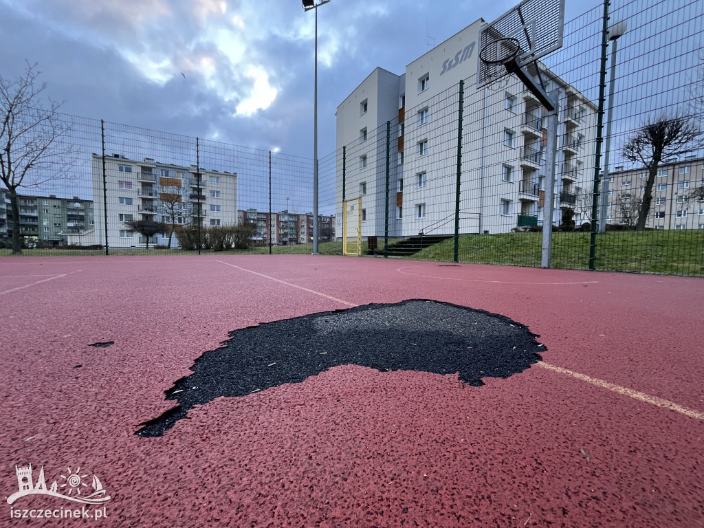 Boisko na Zachodzie wymaga remontu