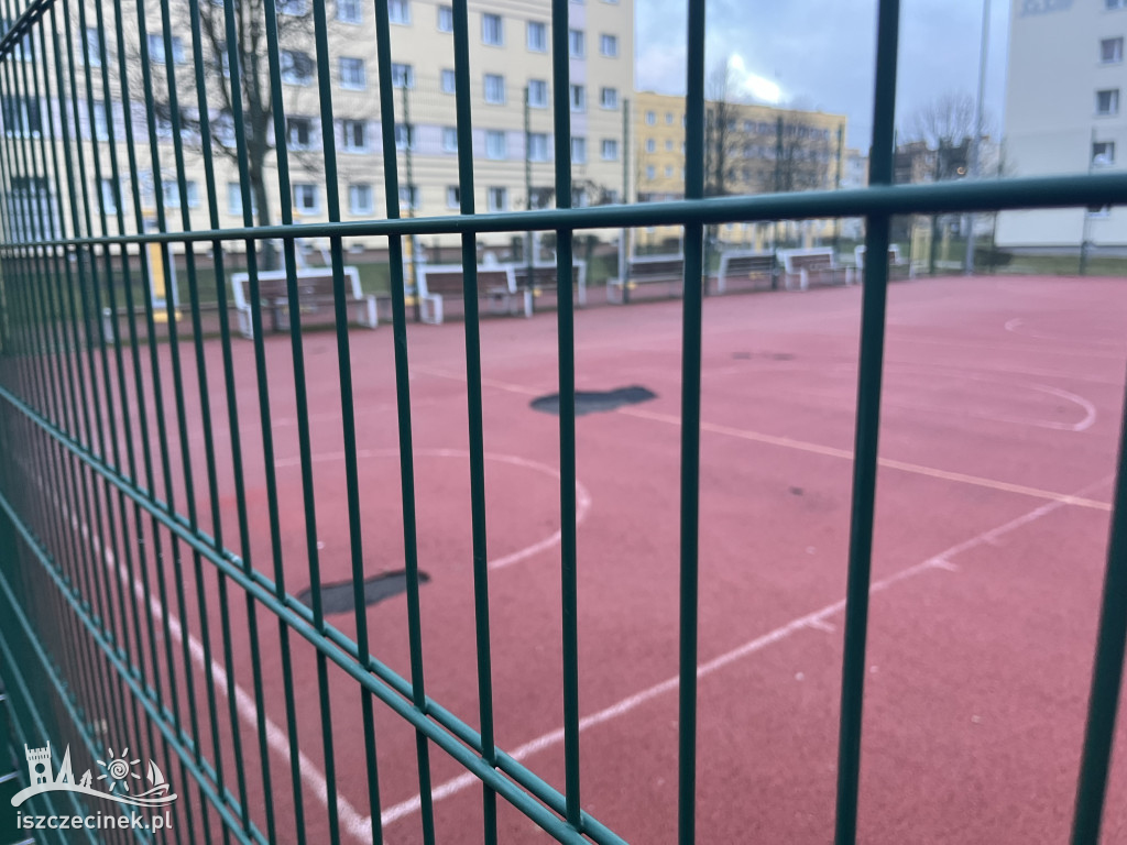 Boisko na Zachodzie wymaga remontu