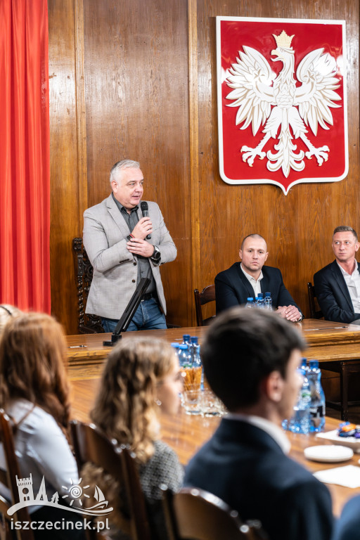 Najlepsi uczniowie, artyści i sportowcy ze stypendiami burmistrza