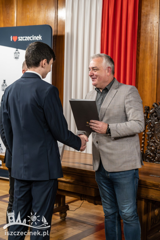 Najlepsi uczniowie, artyści i sportowcy ze stypendiami burmistrza