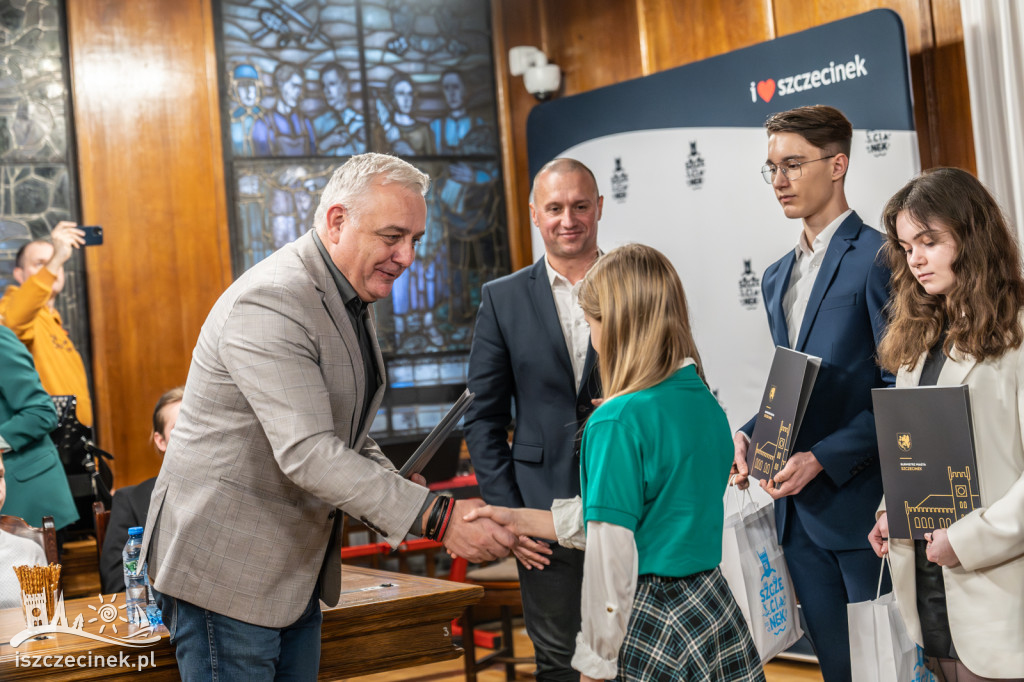 Najlepsi uczniowie, artyści i sportowcy ze stypendiami burmistrza