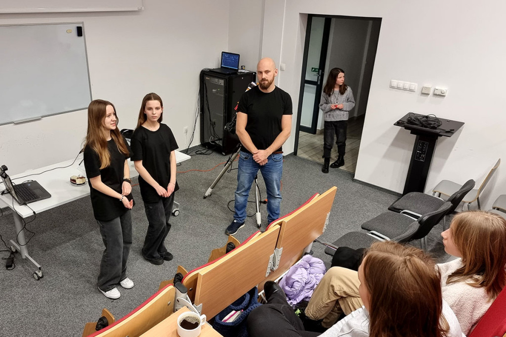 „Pasjonauci” i fotograficzne podróże po kosmosie. Ciekawy projekt szczecineckich licealistek