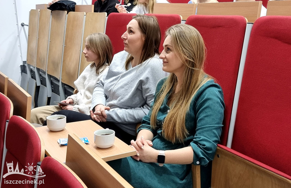 „Pasjonauci” i fotograficzne podróże po kosmosie. Ciekawy projekt szczecineckich licealistek