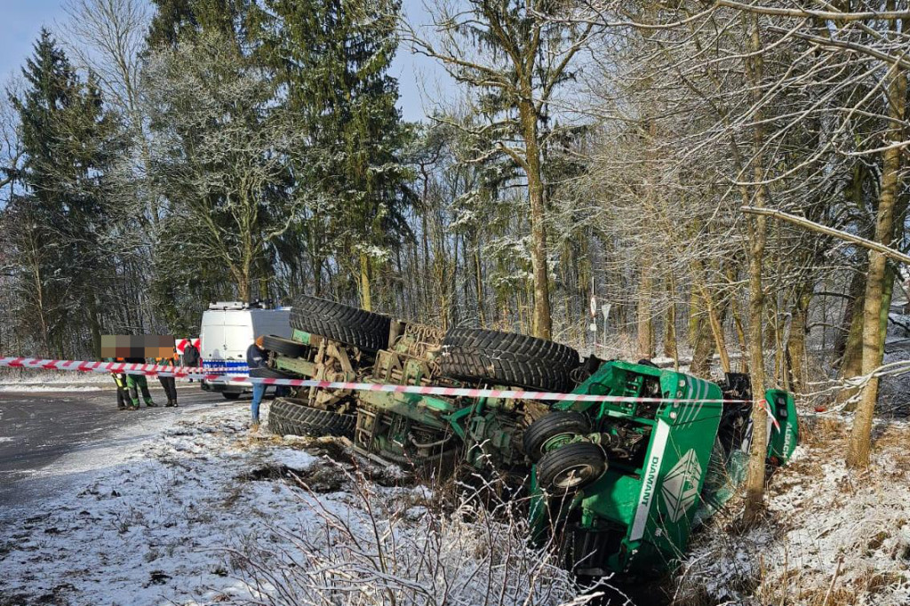 Przewróciła się ogromna maszyna leśna. Będą utrudnienia na drodze