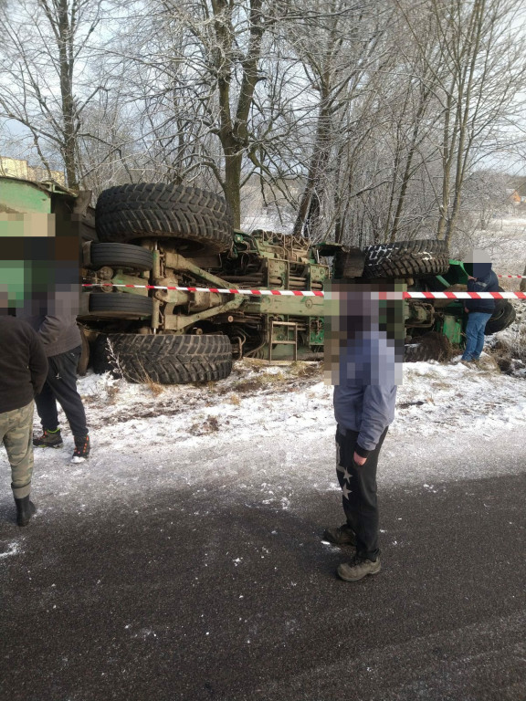 Przewróciła się ogromna maszyna leśna. Będą utrudnienia na drodze