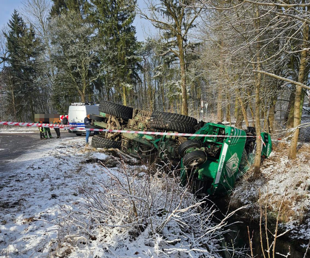 Przewróciła się ogromna maszyna leśna. Będą utrudnienia na drodze