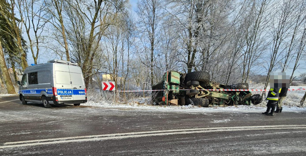 Przewróciła się ogromna maszyna leśna. Będą utrudnienia na drodze
