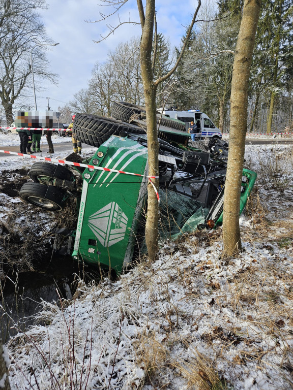 Przewróciła się ogromna maszyna leśna. Będą utrudnienia na drodze